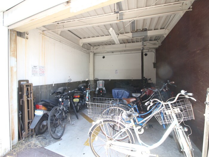 物件外観写真4　(駐輪場)