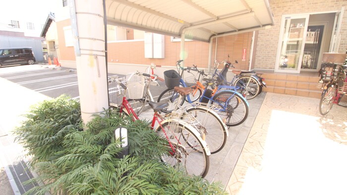 物件外観写真3　(駐輪場)