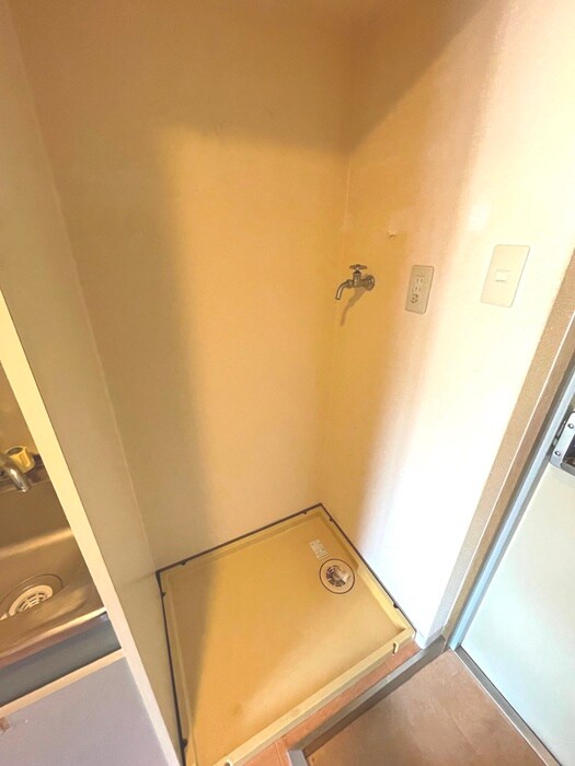 物件内観写真6　(洗濯機置場)