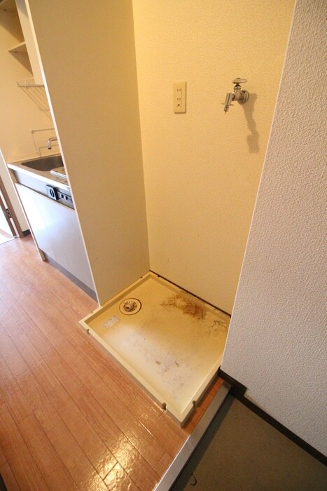 物件内観写真6　(洗濯機置場)