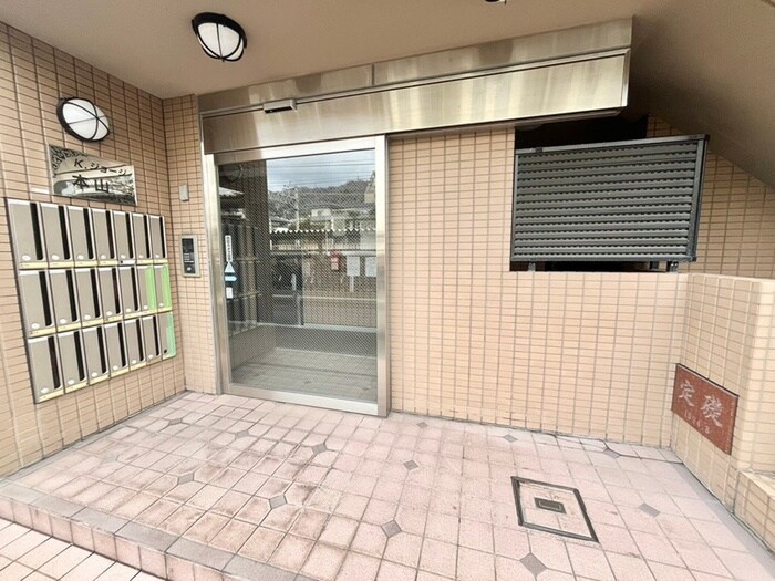 物件外観写真4　(エントランス部分)