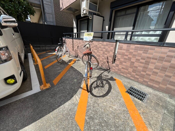 物件外観写真4　(駐輪場)