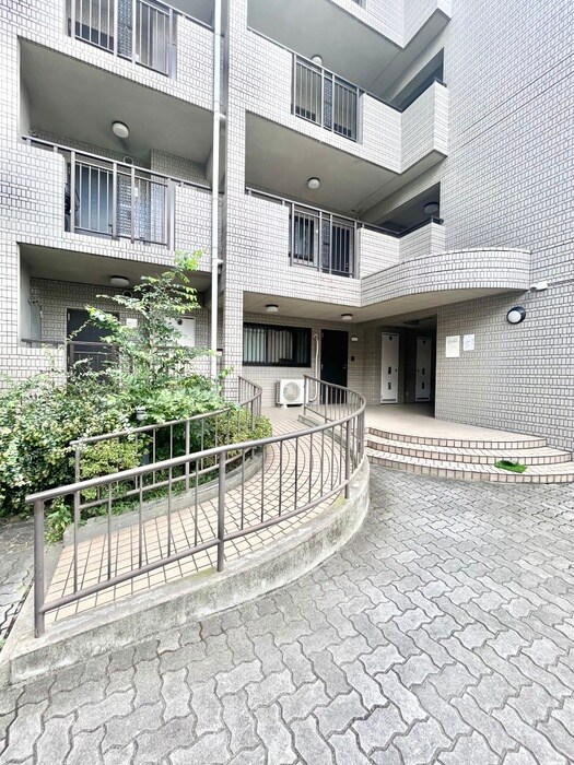 物件外観写真5　(エントランス部分)