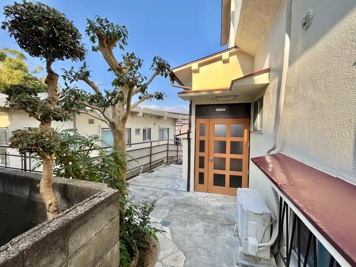 物件外観写真3　(エントランス部分)