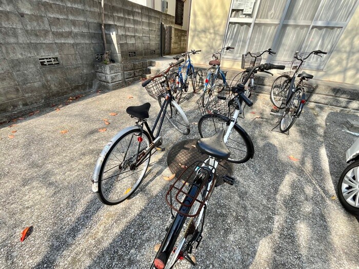 物件外観写真4　(駐輪場)