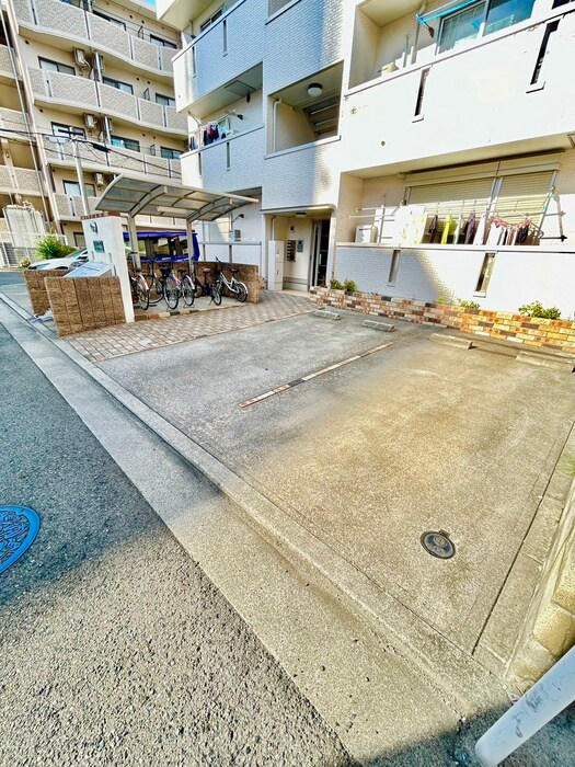 物件外観写真3　(駐車場)