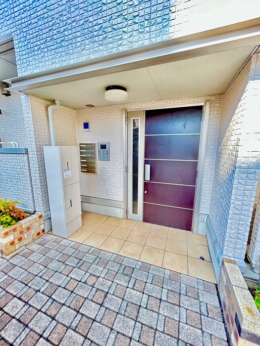 物件外観写真6　(エントランス部分)