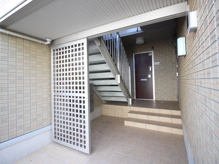 物件外観写真2　(エントランス部分)