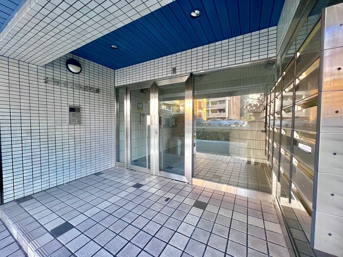 物件外観写真3　(エントランス部分)