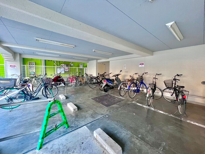 物件外観写真5　(駐輪場)