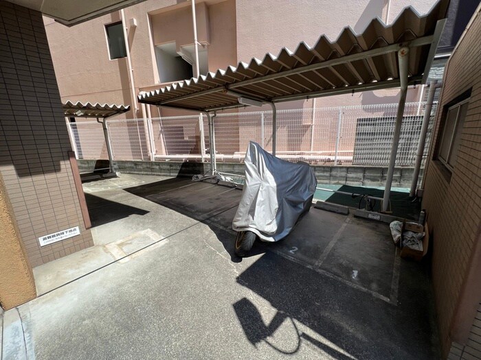 物件外観写真4　(バイク置き場)