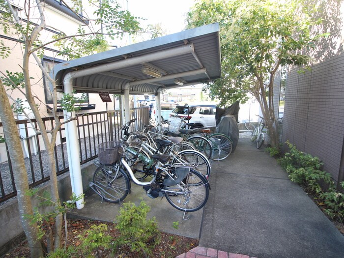 物件外観写真4　(駐輪場)