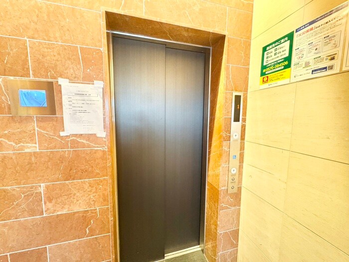 物件外観写真5　(エントランス部分)