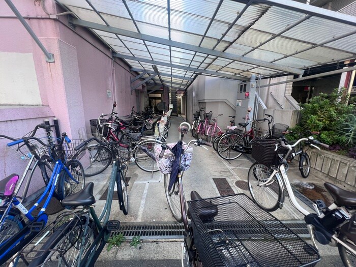 物件外観写真4　(駐輪場)