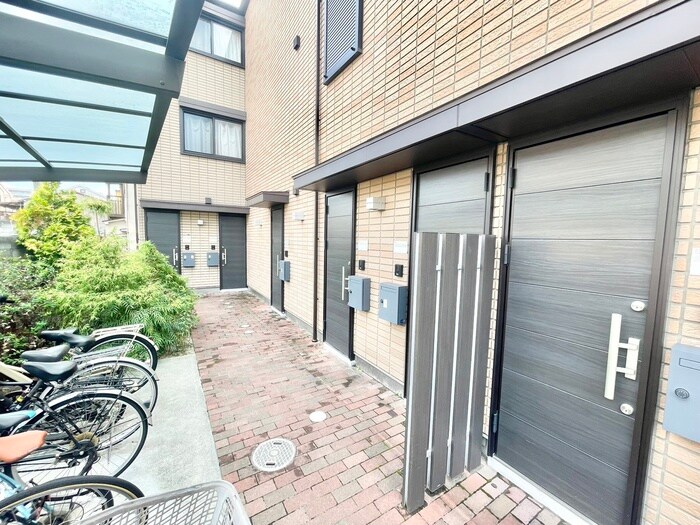 物件外観写真4　(エントランス部分)