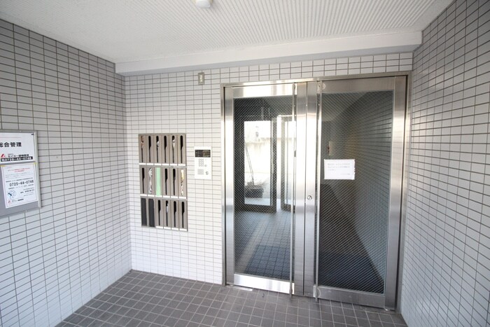 物件外観写真6　(エントランス部分)