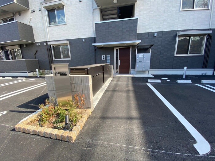 物件外観写真2　(エントランス部分)