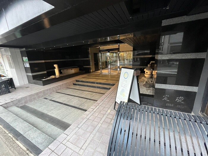 物件外観写真3　(エントランス部分)