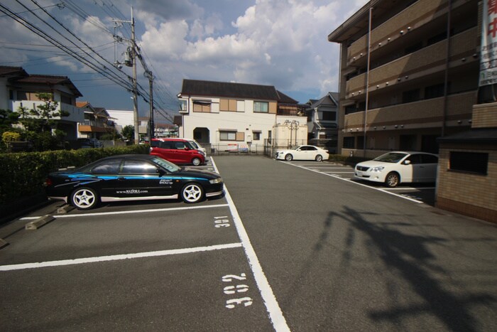 物件外観写真4　(駐車場)