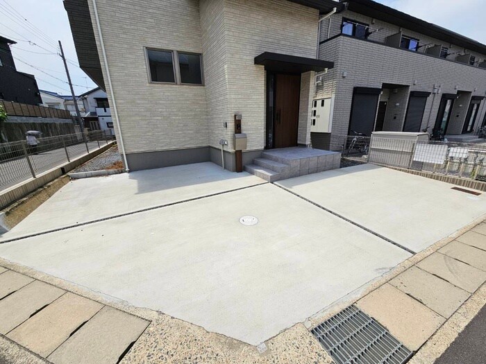 物件外観写真5　(駐車場)