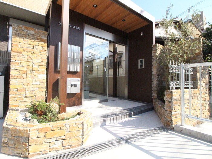 物件外観写真2　(エントランス部分)