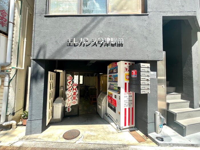 物件外観写真3　(エントランス部分)