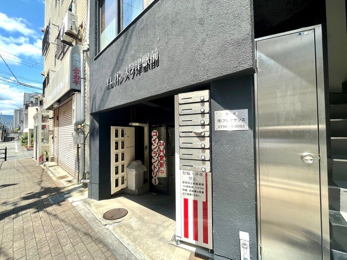 物件外観写真6　(エントランス部分)