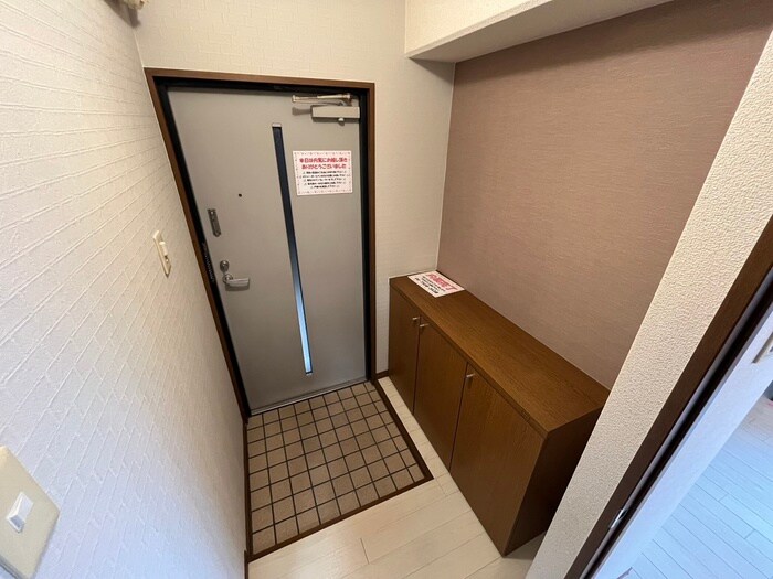 物件内観写真10　(玄関)
