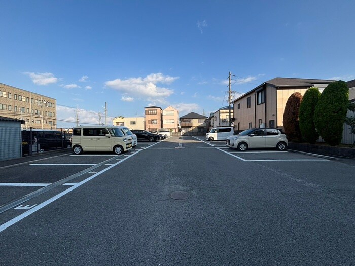 物件外観写真3　(駐車場)