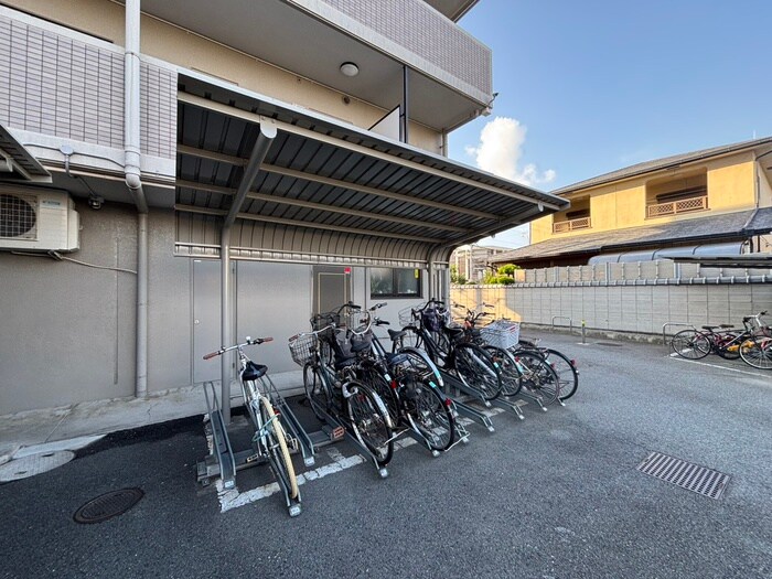 物件外観写真4　(駐輪場)