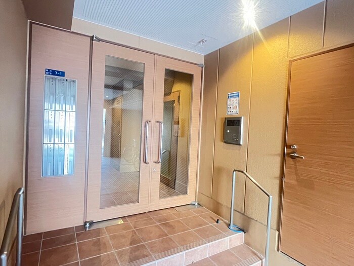 物件外観写真5　(エントランス部分)