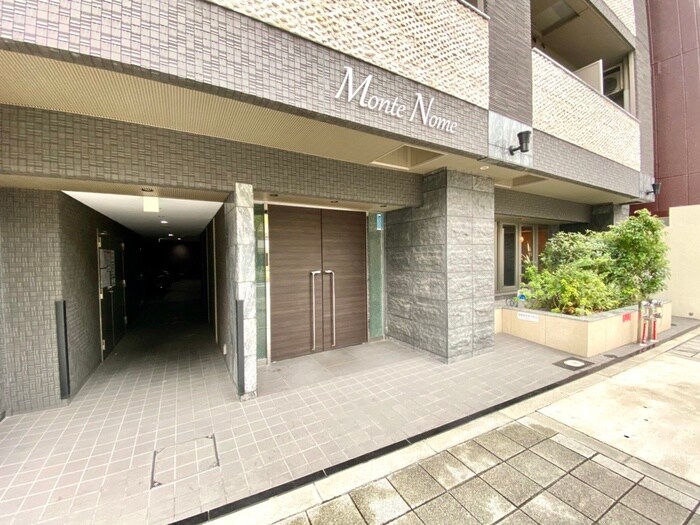 物件外観写真2　(エントランス部分)