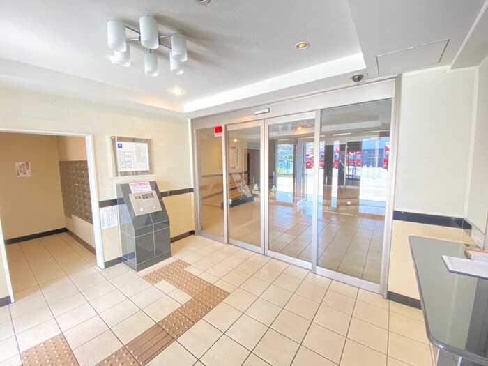 物件外観写真2　(エントランス部分)