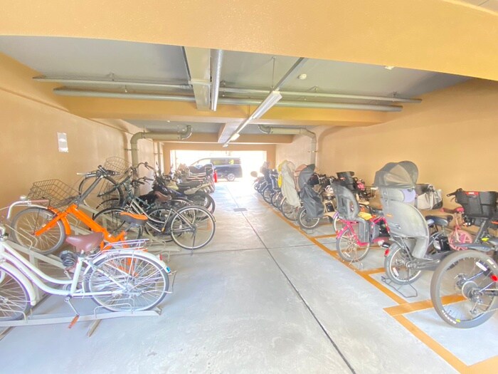 物件外観写真5　(駐輪場)