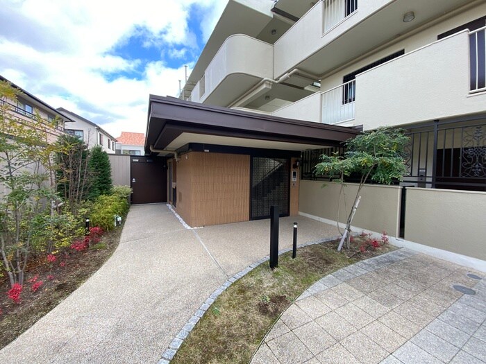 物件外観写真3　(エントランス部分)