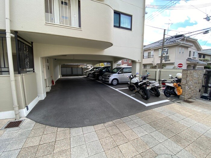 物件外観写真4　(駐車場)