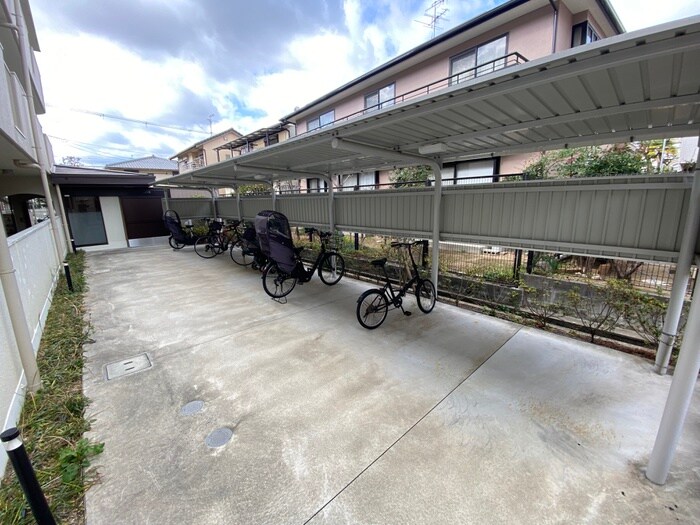 物件外観写真5　(駐輪場)