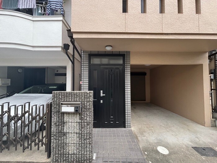 物件外観写真4　(エントランス部分)