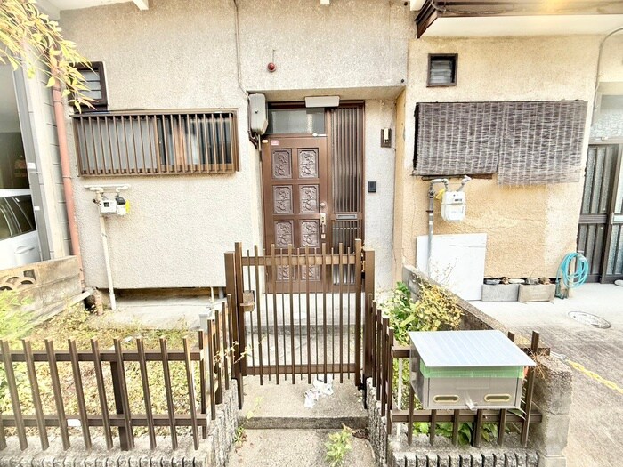 物件外観写真4　(エントランス部分)