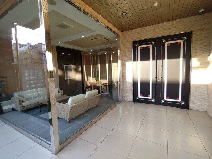 物件外観写真3　(エントランス部分)