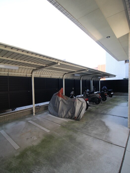 物件外観写真4　(バイク置き場)