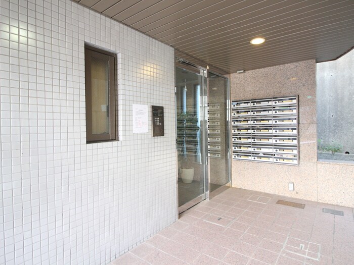 物件外観写真2　(エントランス部分)
