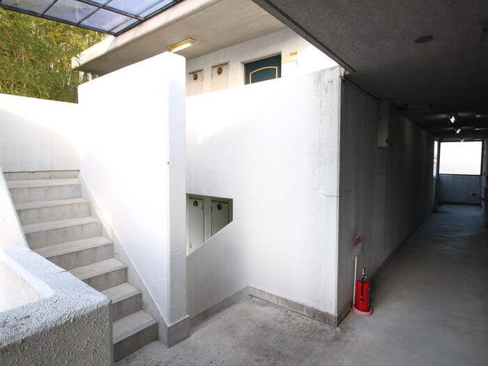 物件外観写真5　(エントランス部分)