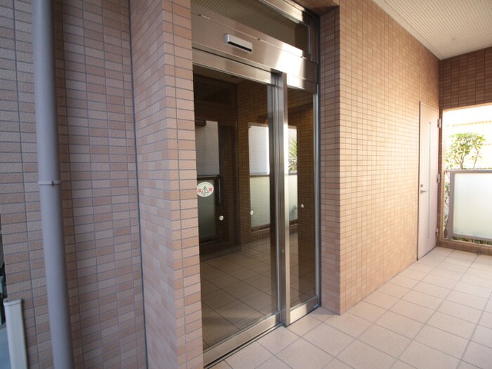 物件外観写真2　(エントランス部分)