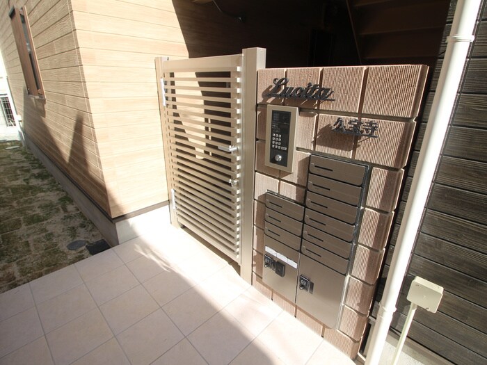 物件外観写真3　(エントランス部分)