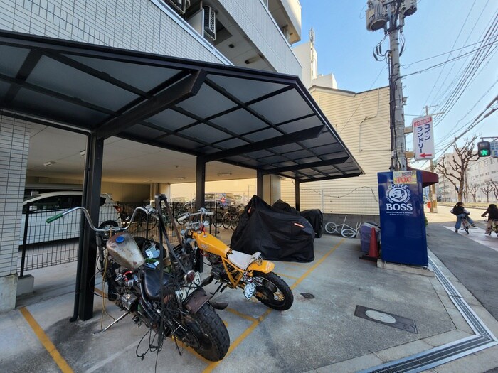 物件外観写真4　(バイク置き場)