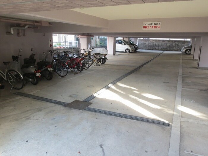 物件外観写真4　(駐輪場)