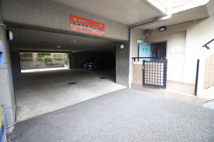 物件外観写真5　(駐車場)