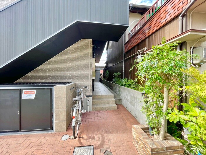 物件外観写真2　(エントランス部分)