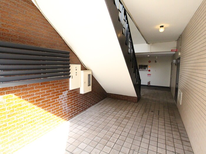 物件外観写真4　(エントランス部分)